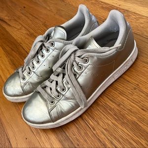 Super cute size 7.5 silver superstars
